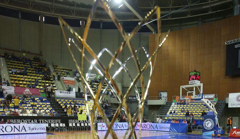 La Copa de la Champions League se exhibe en la cancha del Santiago Martin