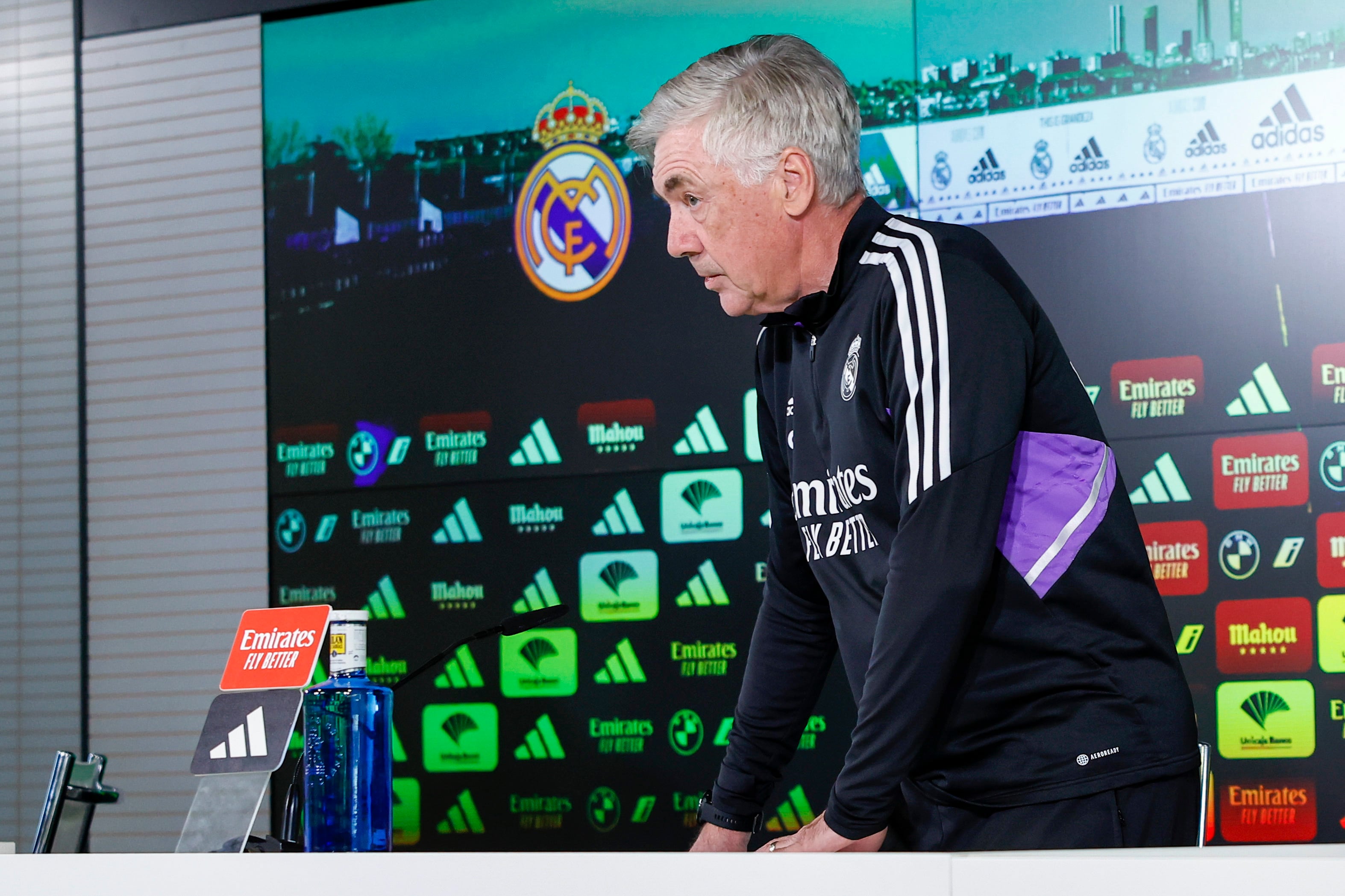 El entrenador italiano del Real Madrid Carlo Ancelotti, durante la rueda de prensa tras el entrenamiento este viernes en la Ciudad Deportiva de Valdebebas.-EFE/Chema Moya