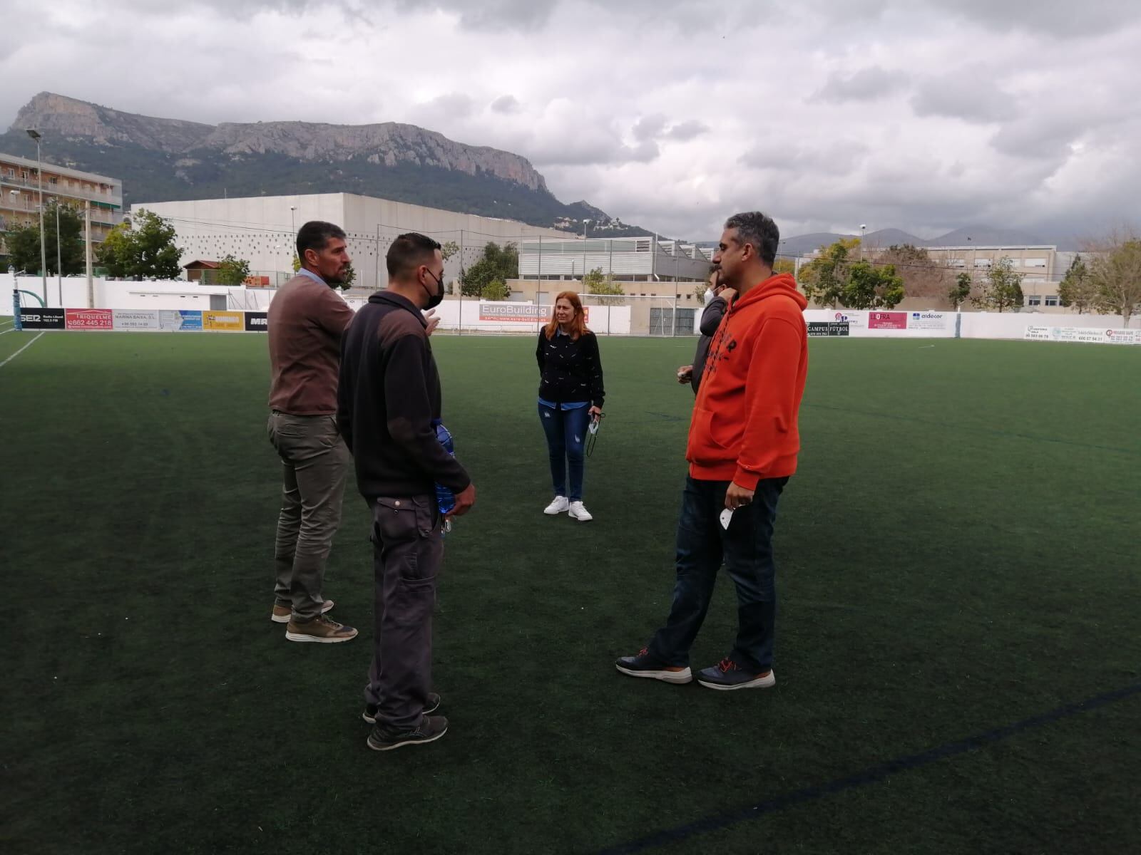 La concejala Ana Perles se reune con técnicos de Deportes en el Campo de Fútbol Municipal