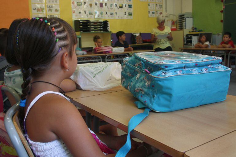 Alumnos de primaria en su primer día de clase 