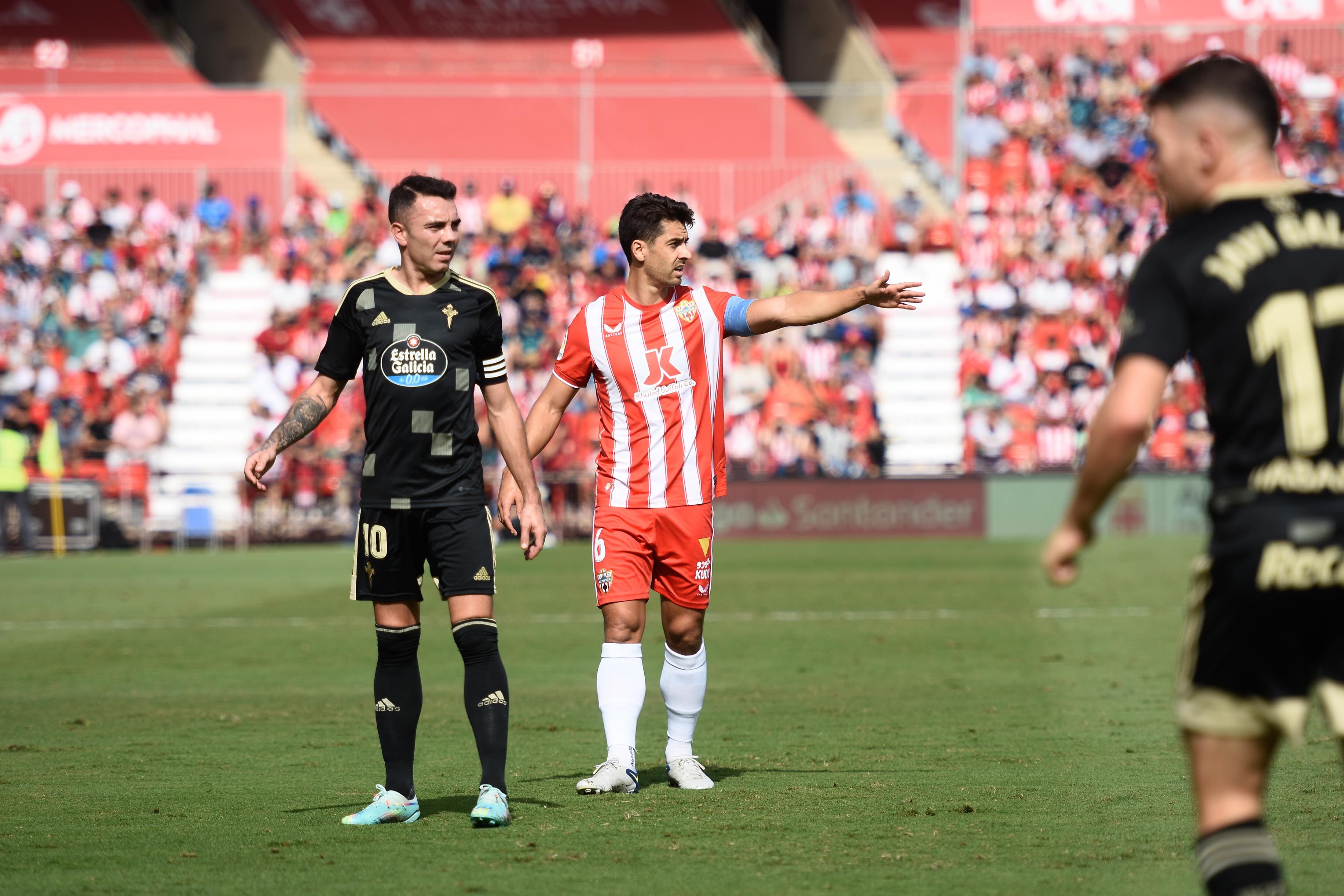 De la Hoz con Iago Aspas en el Almería-Celta.