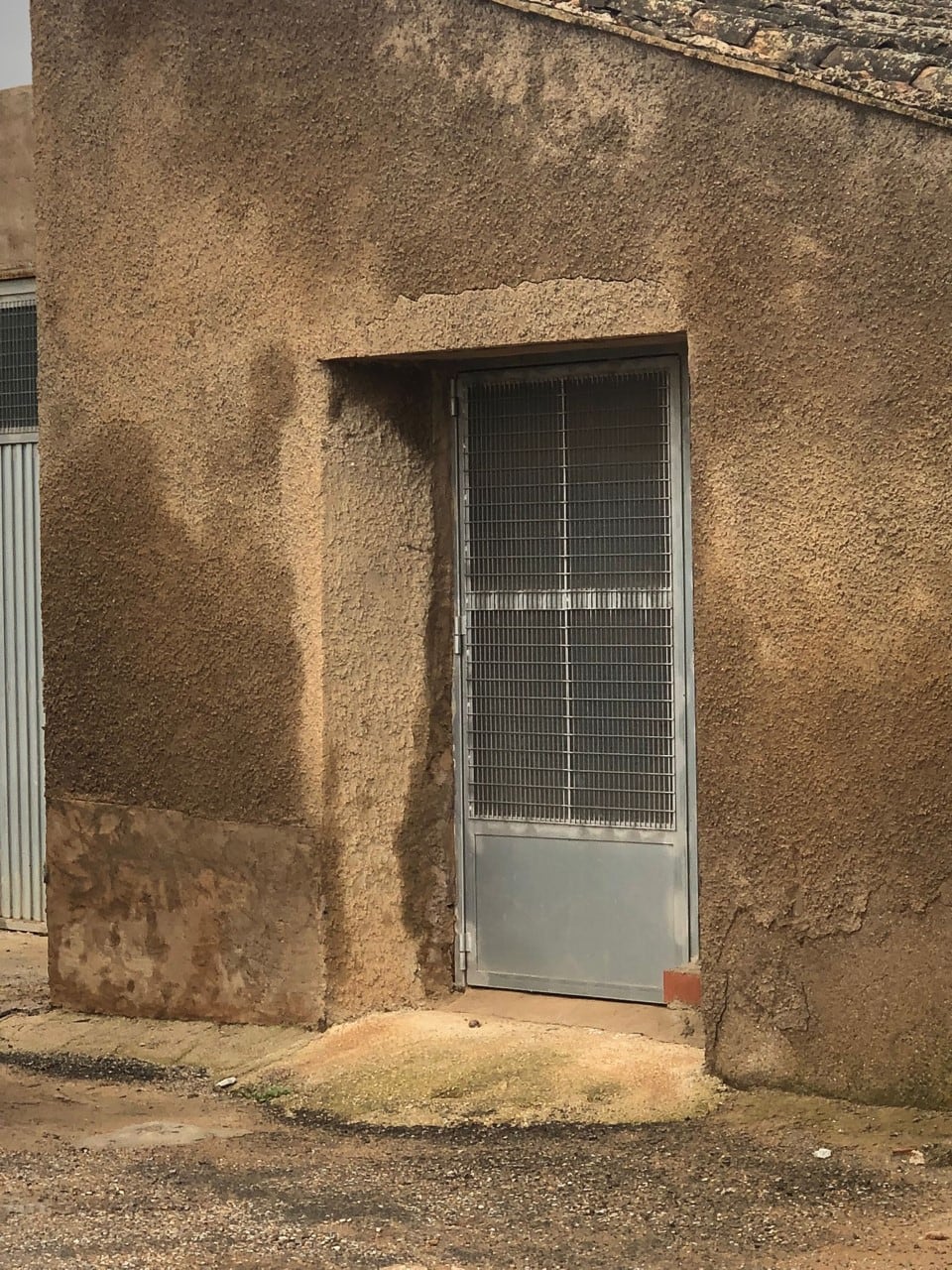 Edificio afectado en Dolores de Pacheco por la acumulación de agua en el subsuelo