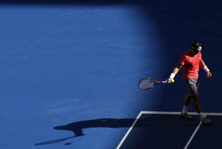 David Ferrer, ante el japonés Kei Nishikori durante el partido que enfrentó a ambos en la cuarta ronda del Abierto de Australia en Melbourne