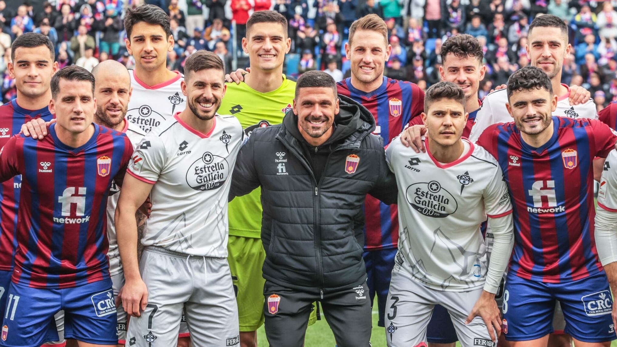 Iván Forte posó con los onces iniciales de los dos equipos