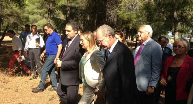 El alcalde de Málaga, Francisco de la Torre, junto a la ministra de Fomento, Ana Pastor, y al presidente de la Diputación, Elías Bendodo, en el recorrido por el Campamento Benítez el pasado 17 de septiembre
