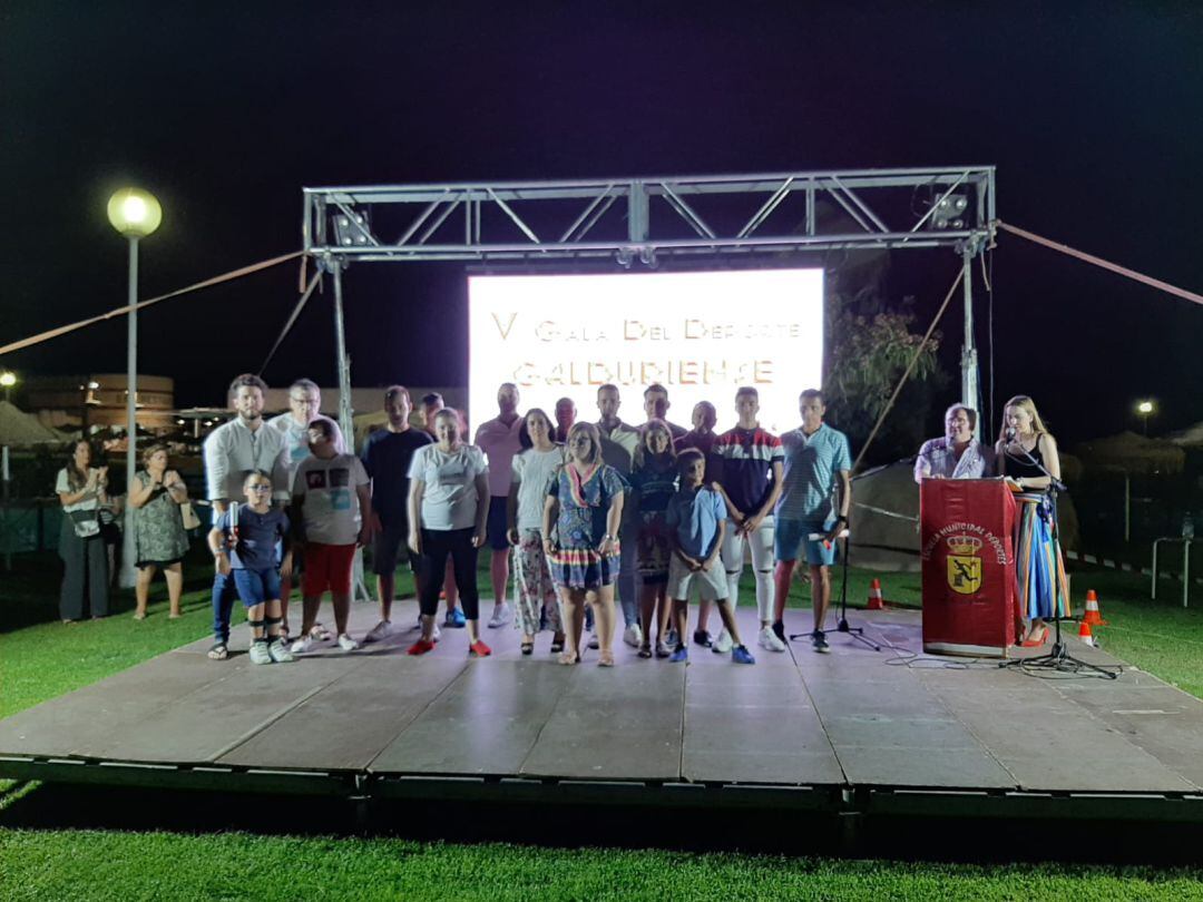 Foto de familia con los premiados