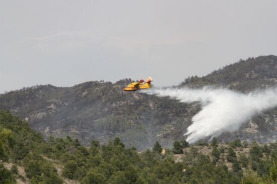 Un hidroavió tirant aigua a la zona de l&#039;incendi