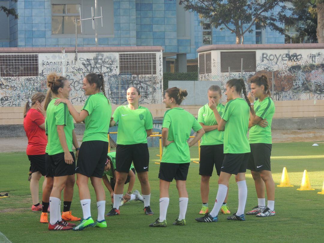 El Almería fememino en el campo de la Vega.