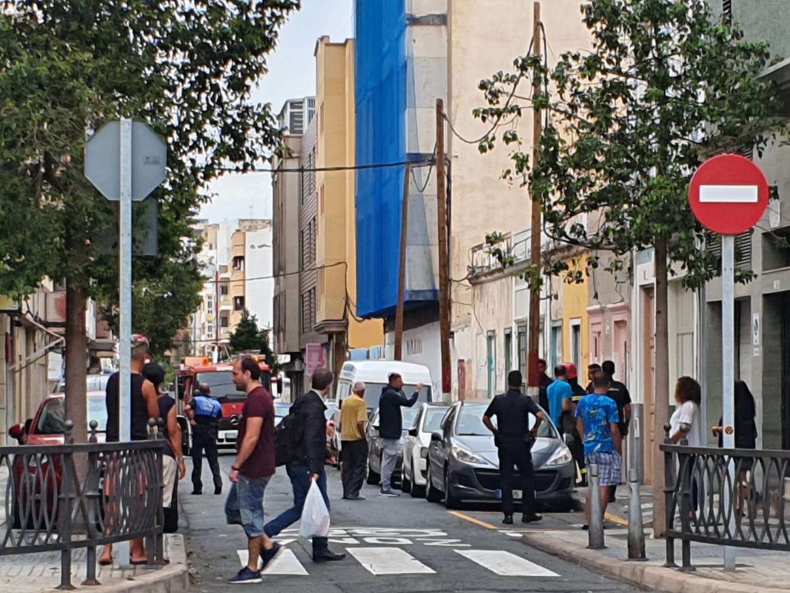 Un grupo de personas hacen cola a las puertas de un narcopiso