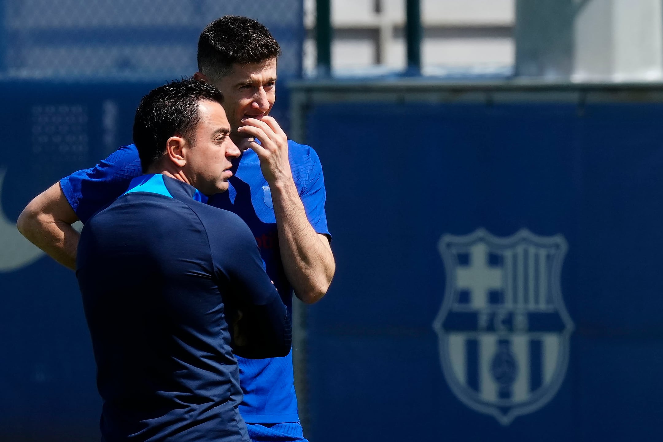 Lewandowski, y Xavi Hernández, durante el entrenamiento del Barça antes de enfrentarse al Getafe. EFE/ Enric Fontcuberta.