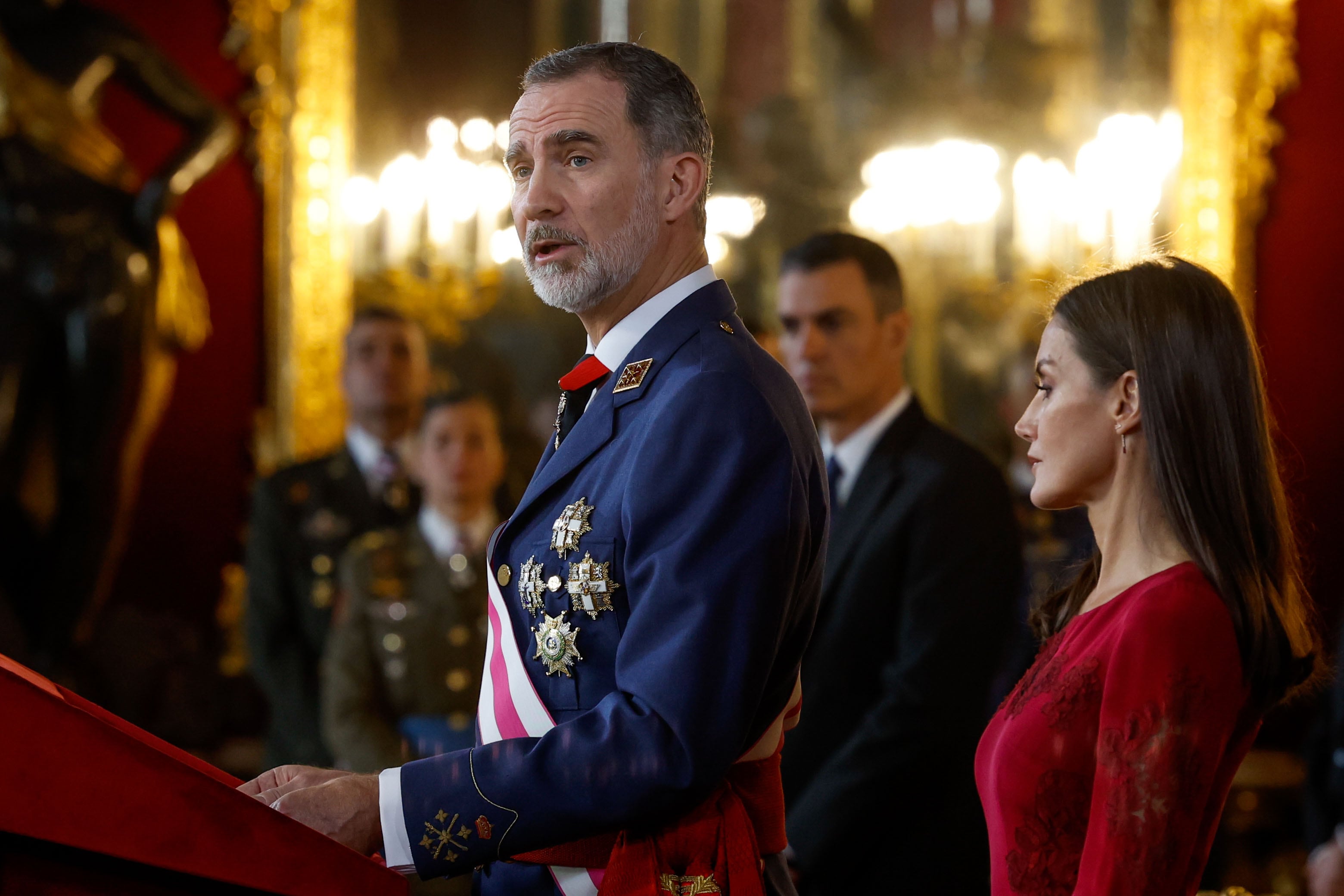 El rey Felipe VI (c) pronuncia un discurso junto a la reina Letizia, durante la celebración de la Pascua Militar este viernes en el Palacio Real de Madrid