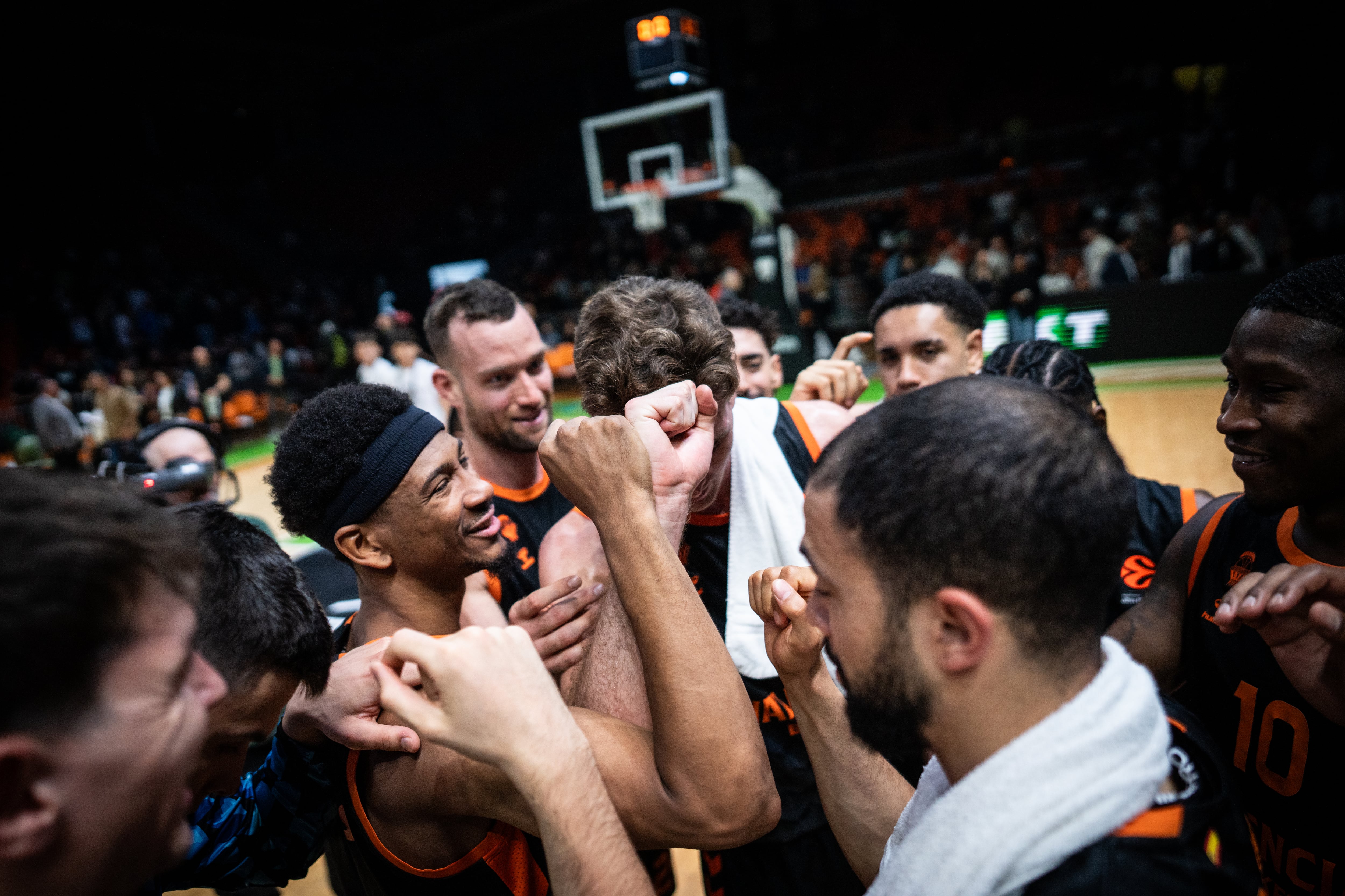 ZENICA, BOSNIA AND HERZEGOVINA - APRIL 17: Players of Valencia Basket celebrates at the end of the EuroLeague Regular Season Round 38 match between Dubai Basketball and Valencia Basket at Arena Husejin Smajlovic Zenica on April 17, 2026 in Zenica, Bosnia and Herzegovina. (Photo by Nidal Saljic/Euroleague Basketball via Getty Images)