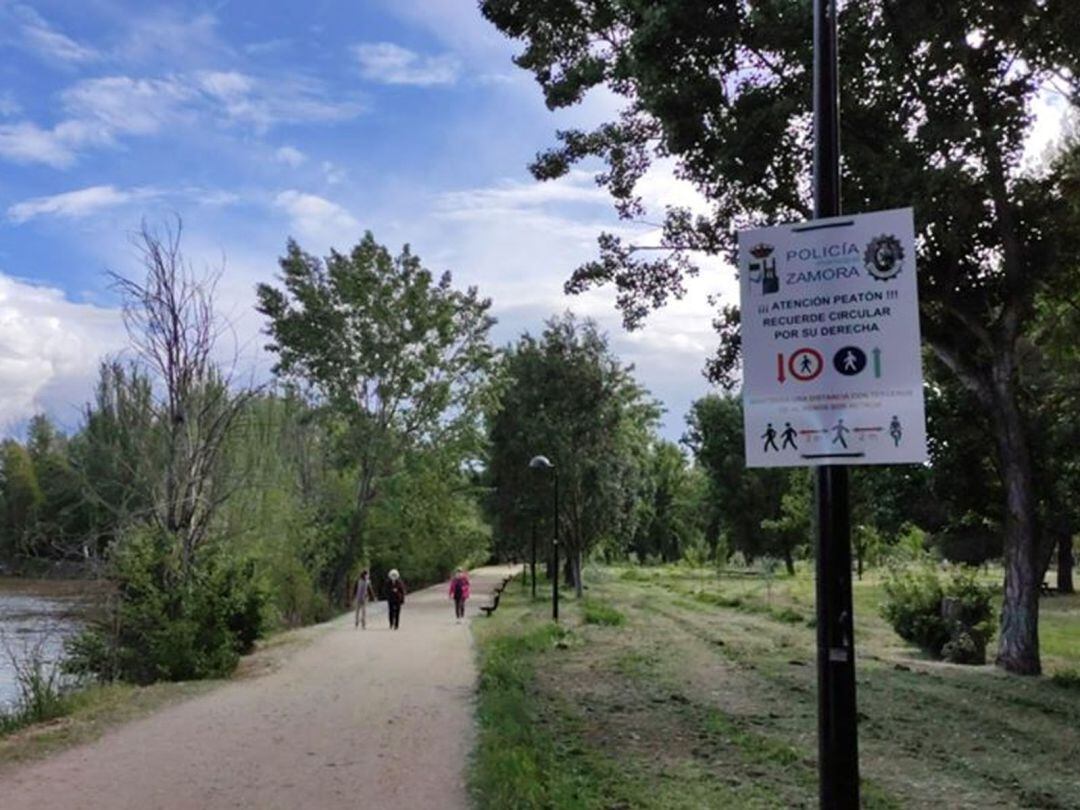 Cartel de la Policía Municipal en la zona de la Aldehuela