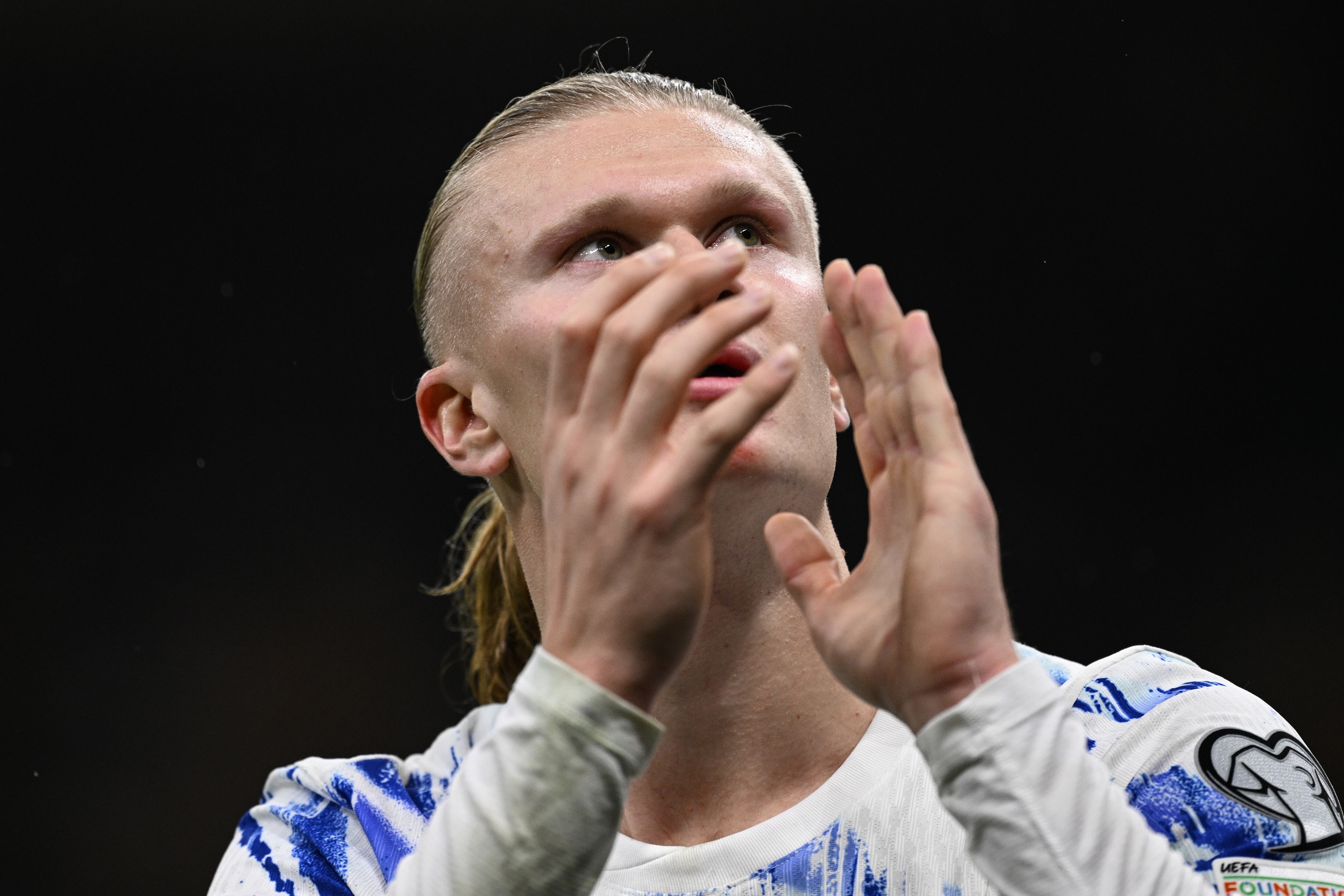 Erling Haaland celebra la clasificación de Noruega al Mundial