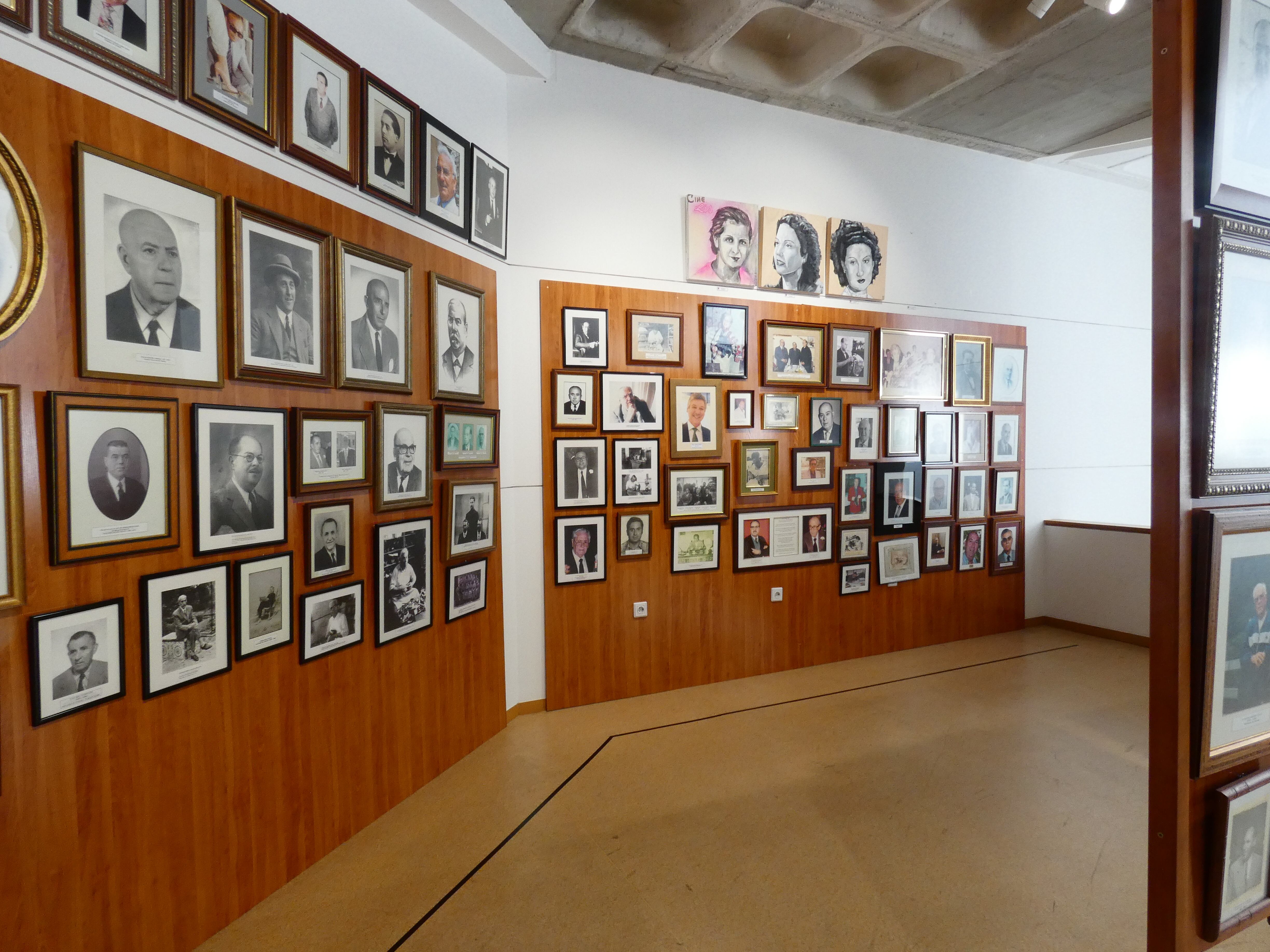 Sala de personajes del calzado, los primeros fabricantes eldenses. Fotografías expuestas en el Museo del Calzado de Elda