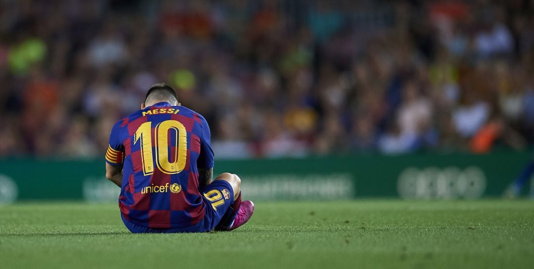 Lionel Messi se queja de su aductor durante el partido ante el Villarreal