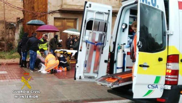 La mujer resultó herida en la cabeza por la caída del muro