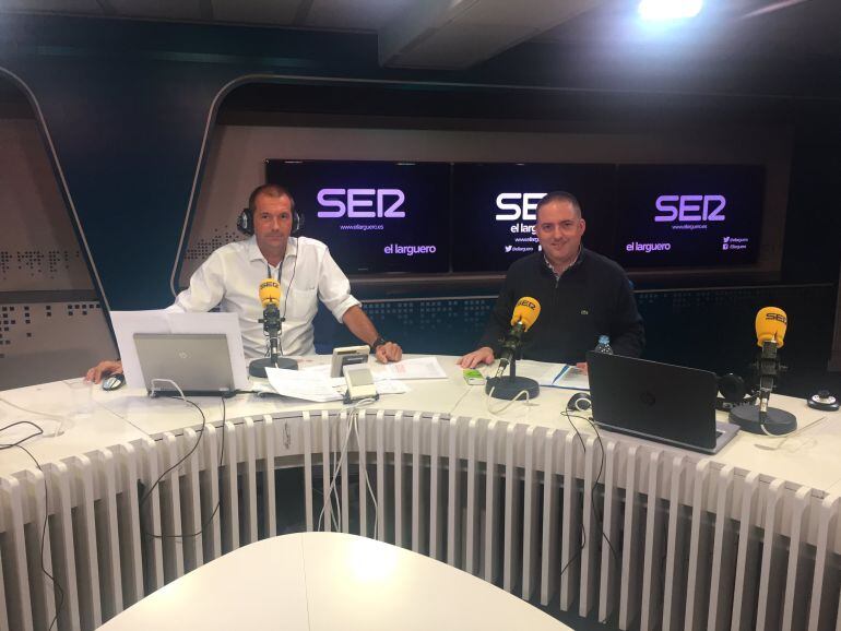 Gorka Pérez, junto a Carreño en los estudios de la SER