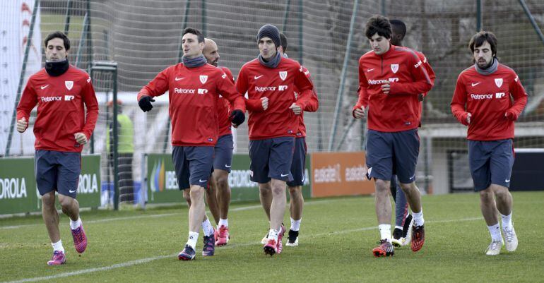 GRA068. LEZAMA, 27/02/2015.- La plantilla del Athletic Club ha vuelto hoy a los entrenamientos tras ser eliminado ayer de la Europa League a manos del Torino en San Mamés. El conjunto de Alejandro Valverde prepara ya en Lezama el partido de Liga que disputarán este domingo ante el Eibar. EFE/Miguel Toña