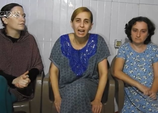 Captura del vídeo difundido Hamás con tres supuestas rehenes