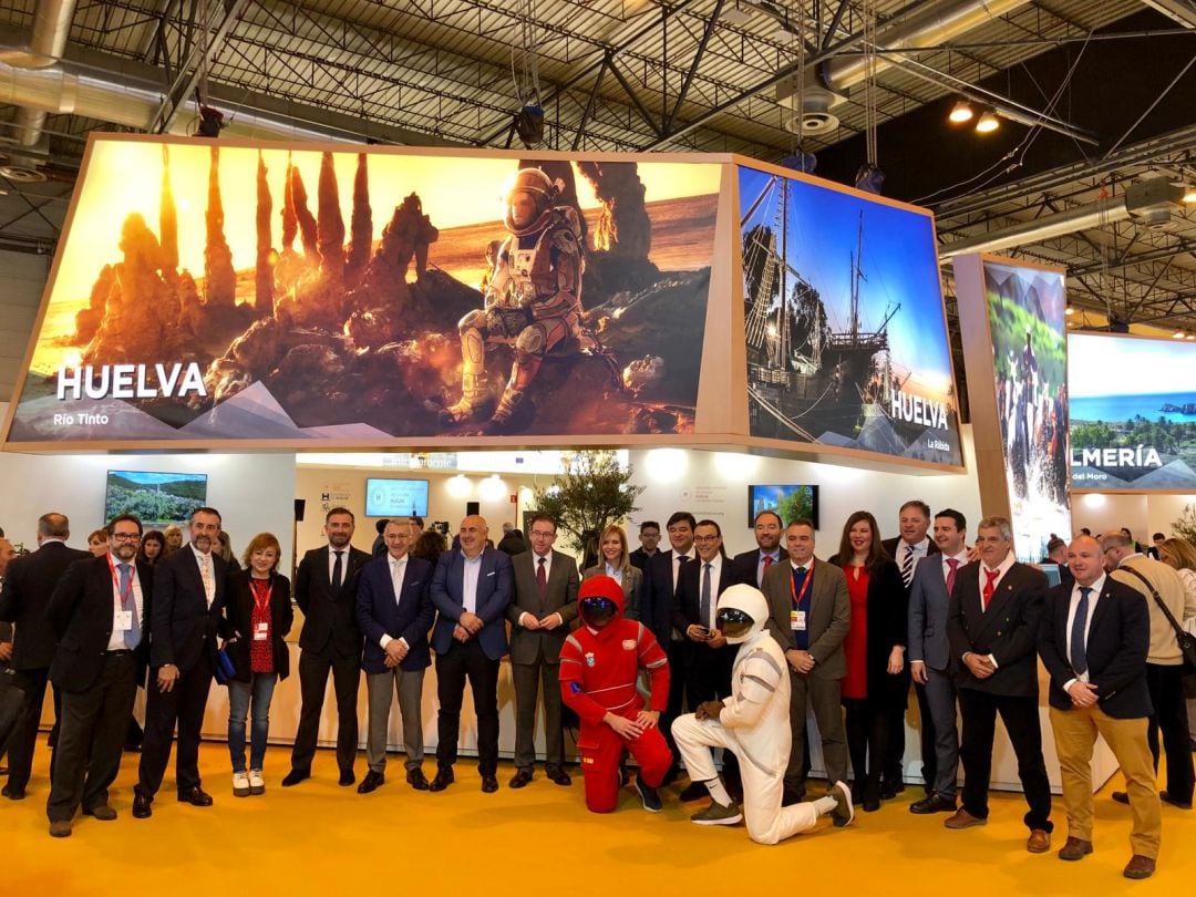 Autoridades onubenses en el stand de Huelva (FITUR 2019)