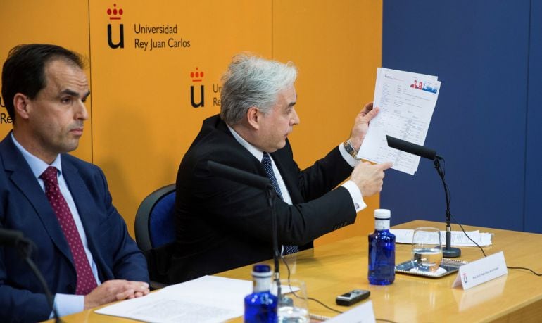 Pablo Chico de la Cámara, profesor de una de las asignaturas, durante la rueda de prensa ofrecida en la universidad Rey Juan Carlos de Móstoles