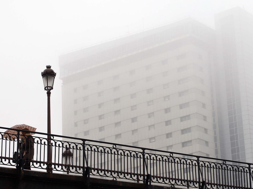 Edificio del Duque de Lerma cubierto por la niebla