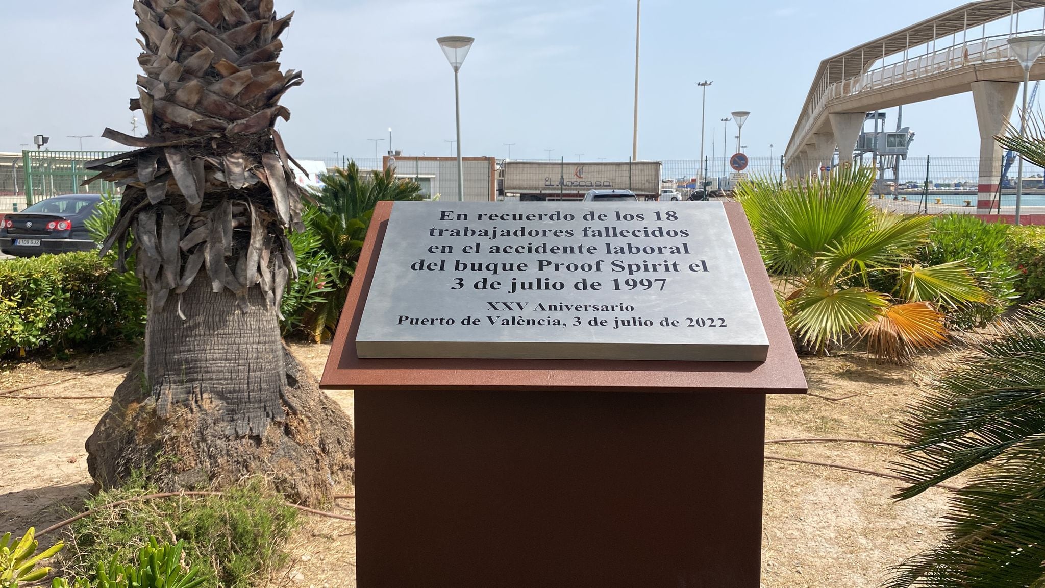 Placa conmemorativa de las víctimas mortales del accidente del Proof Spirit, colocada en el 25 aniversario del trágico suceso