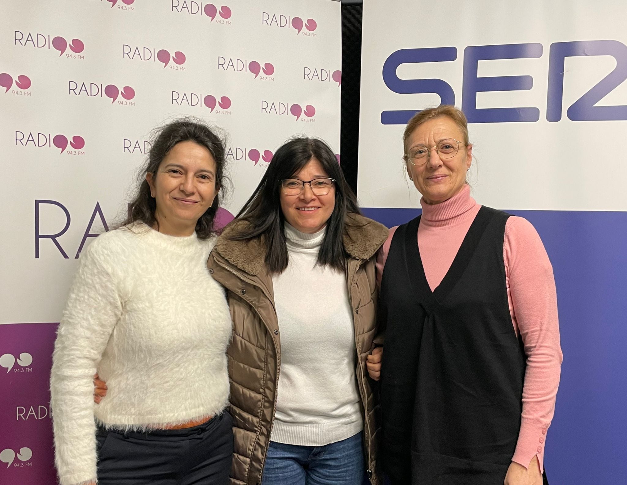 Ana Martínez, Mari Sol Madrigal y Esther Navarro, del Grupo Folclórico Meriñaque