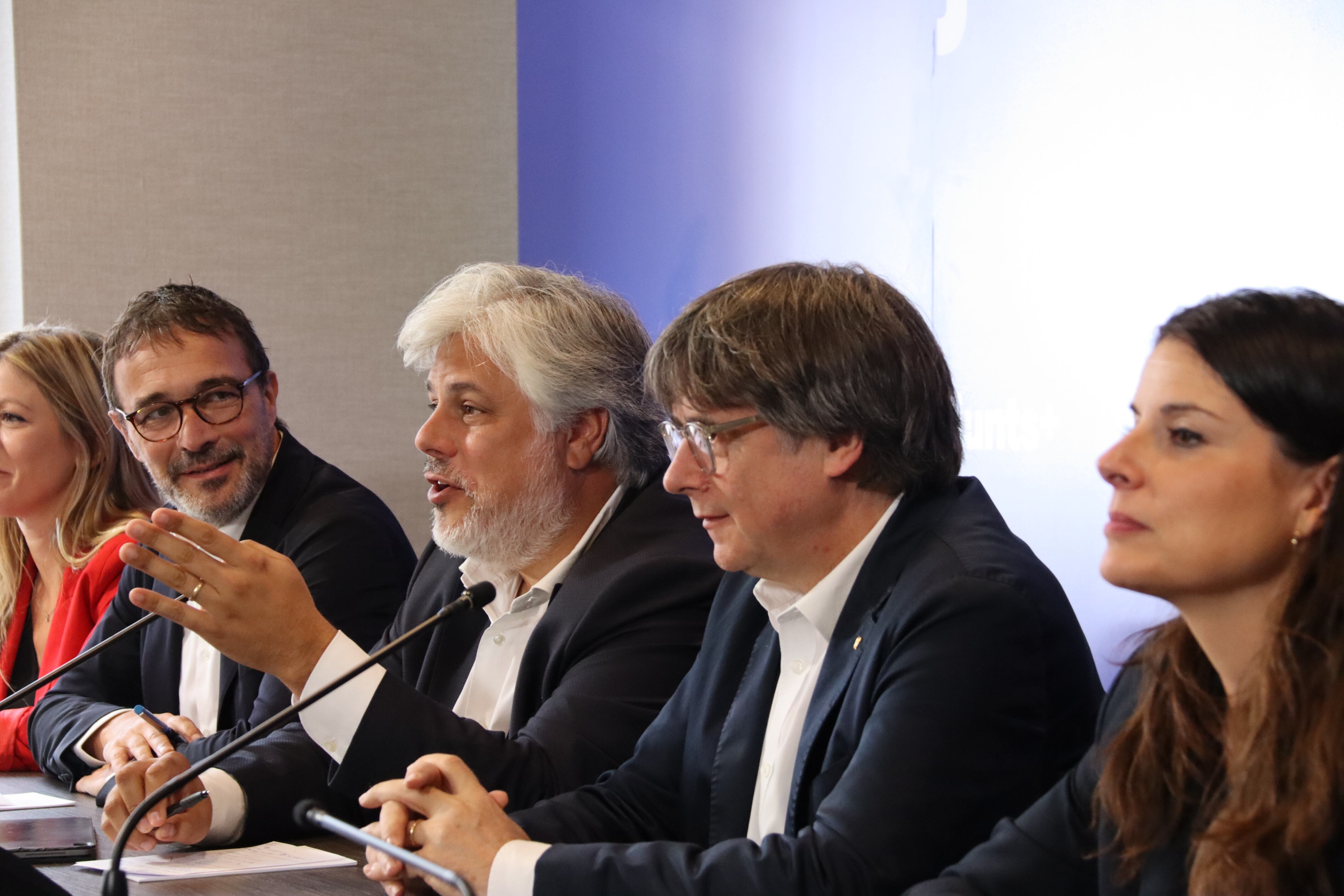 Carles Puigdemont, Albert Batet i Mònica Sales, durant una reunió del grup parlamentari de Junts a Waterloo