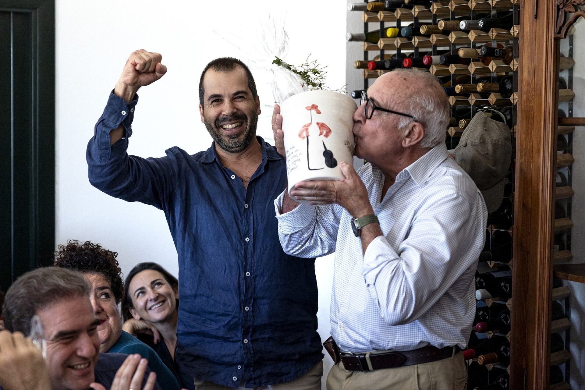 Antonio Flores recibe su conocimiento en forma de una pieza personalizada de artesanía