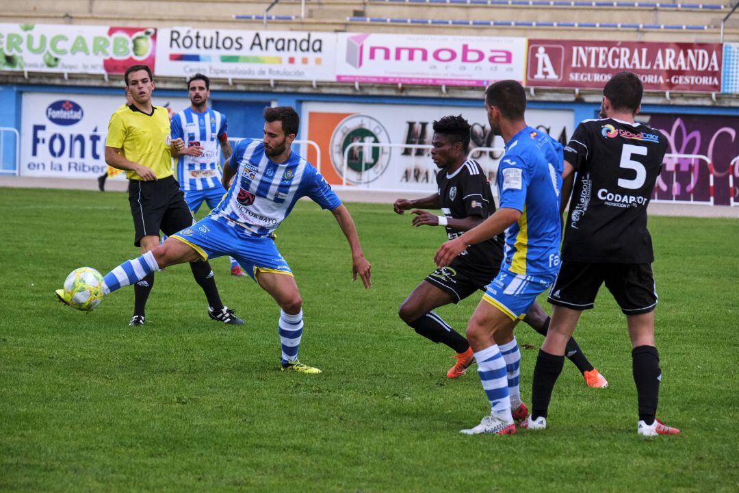 Un lance de juego en uno de los encuentros de pretemporada de los blanquiazules en El Montecillo.