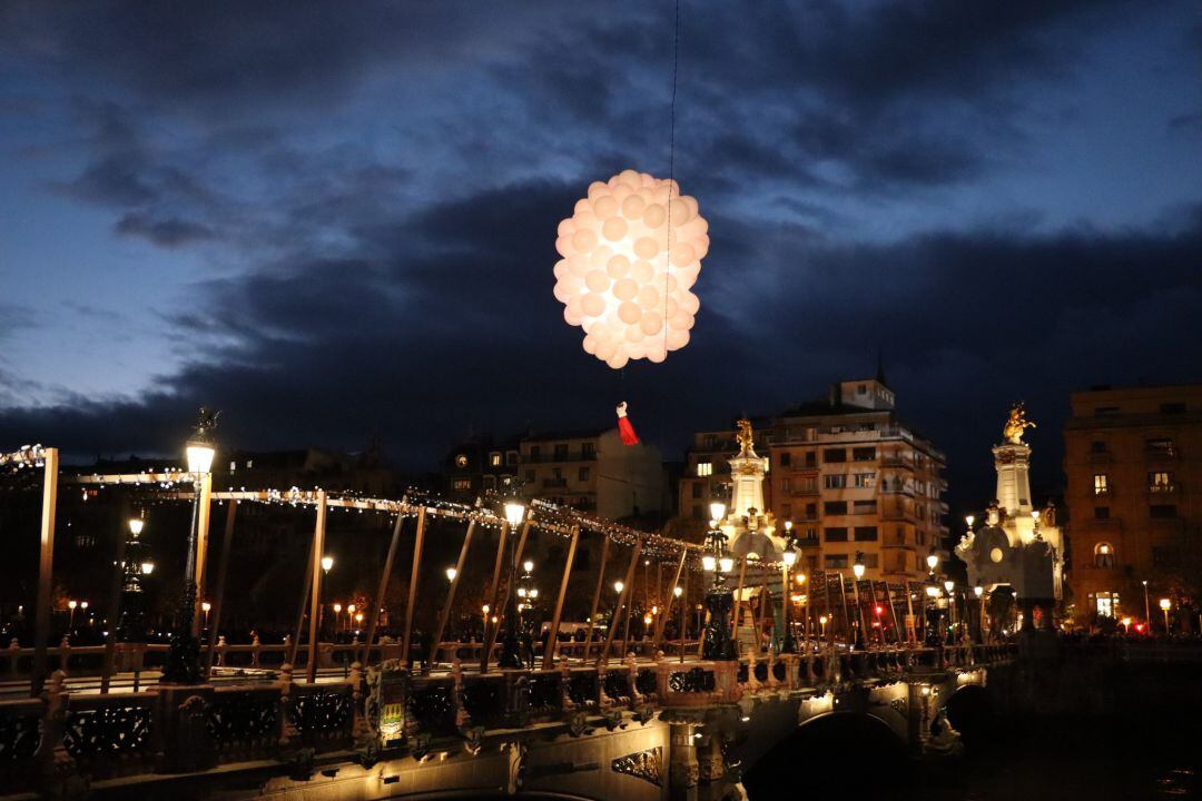 Llegada de la &#039;Musa de Luna&#039; al Puente de María Cristina