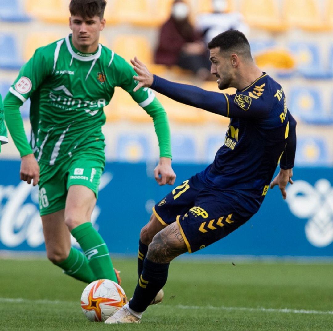 Rubén Mesa chutando a puerta