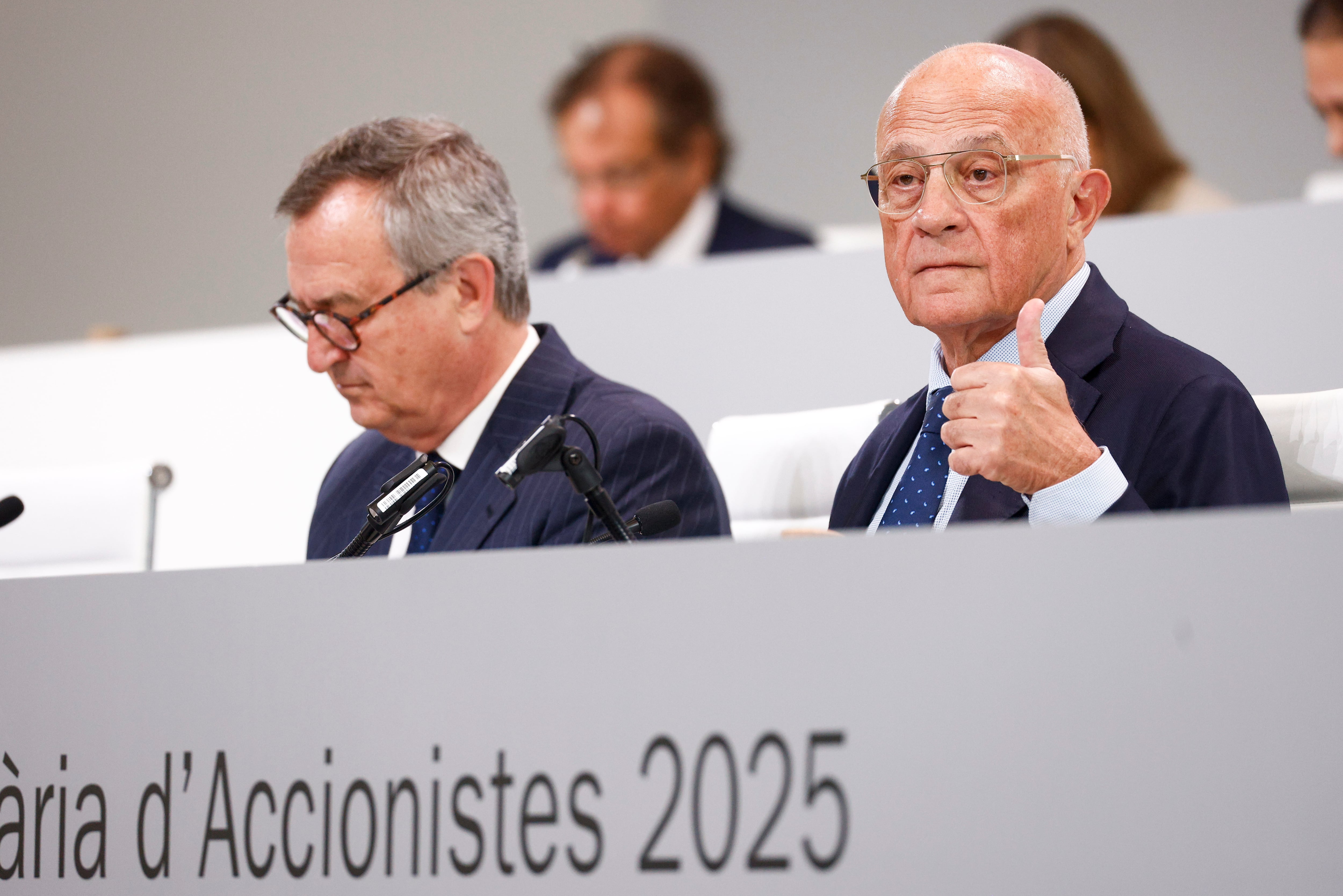 El presidente del Banco Sabadell, Josep Oliu (d), junto al consejero delegado, César González-Bueno (i), durante la Junta General Extraordinaria de Accionistas de la entidad