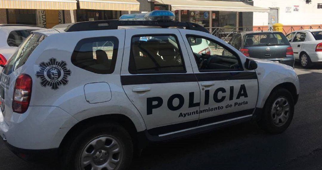 Un coche patrulla por las calles de Parla en una imagen de archivo.