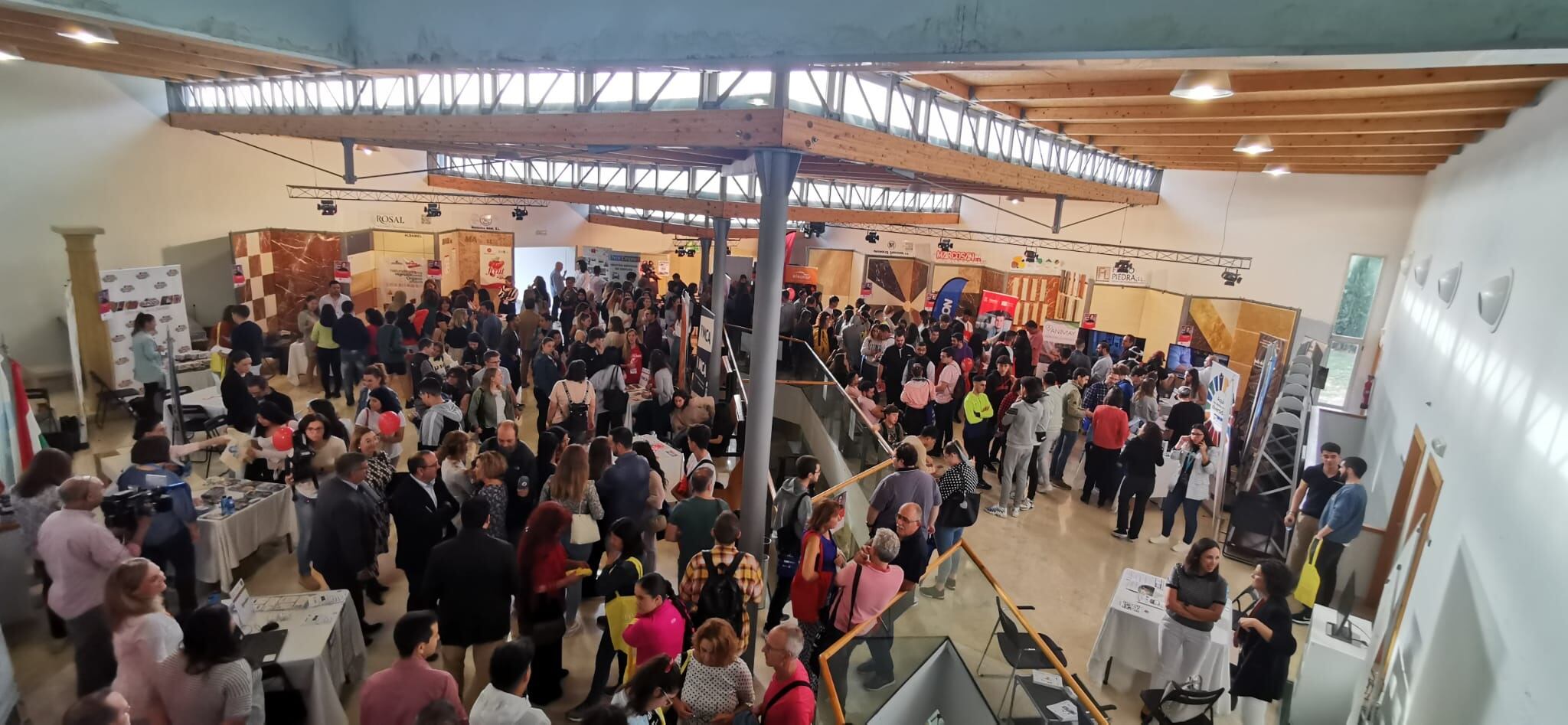 Interior del recinto del recinto del Centro Tecnológico del Mármol, Piedra y Materiales durante la celebración de la Feria