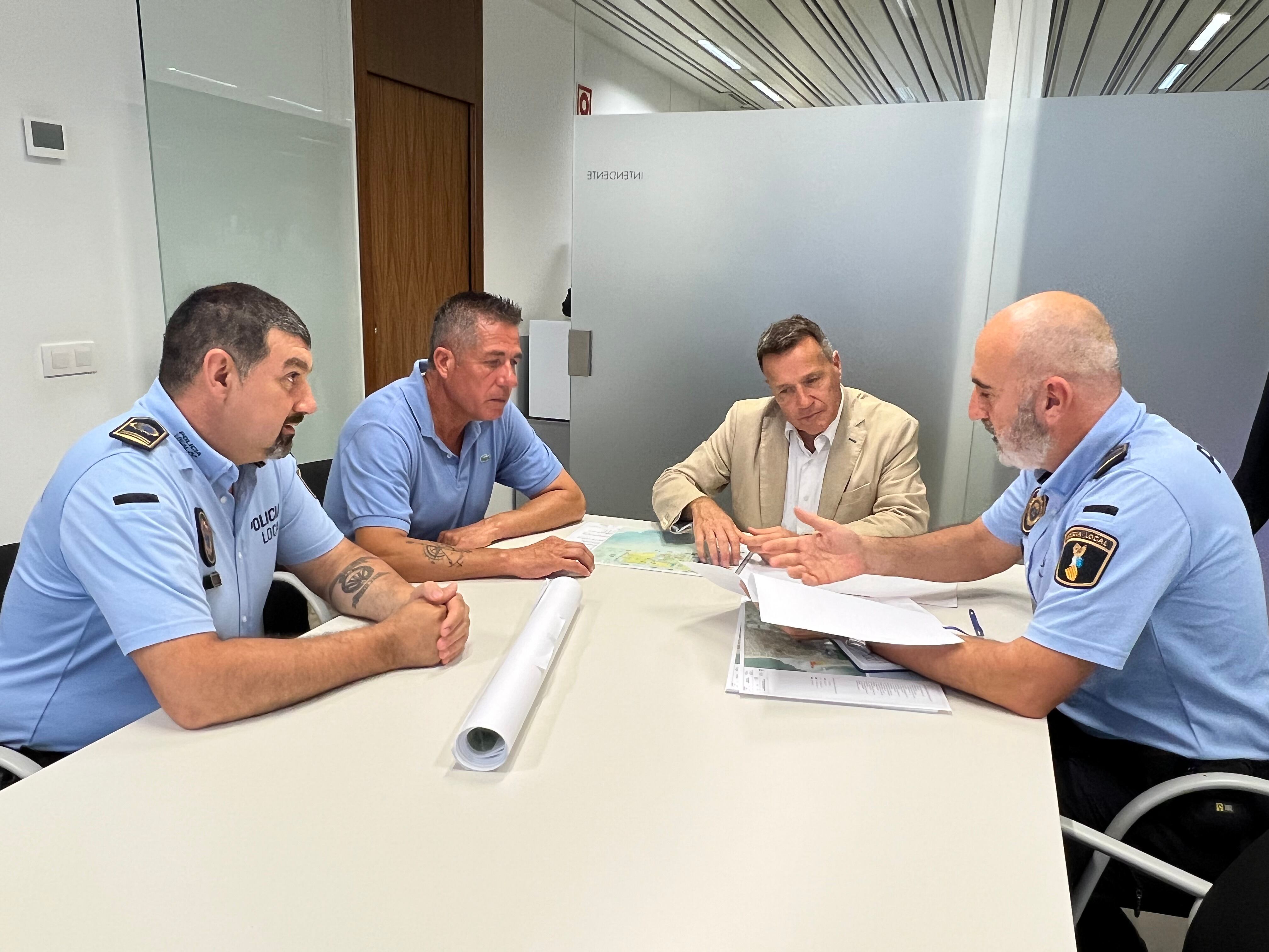 Visita alcalde Monferrer a las dependencias de la Policia Local de Burriana con motivo de Sant Joan