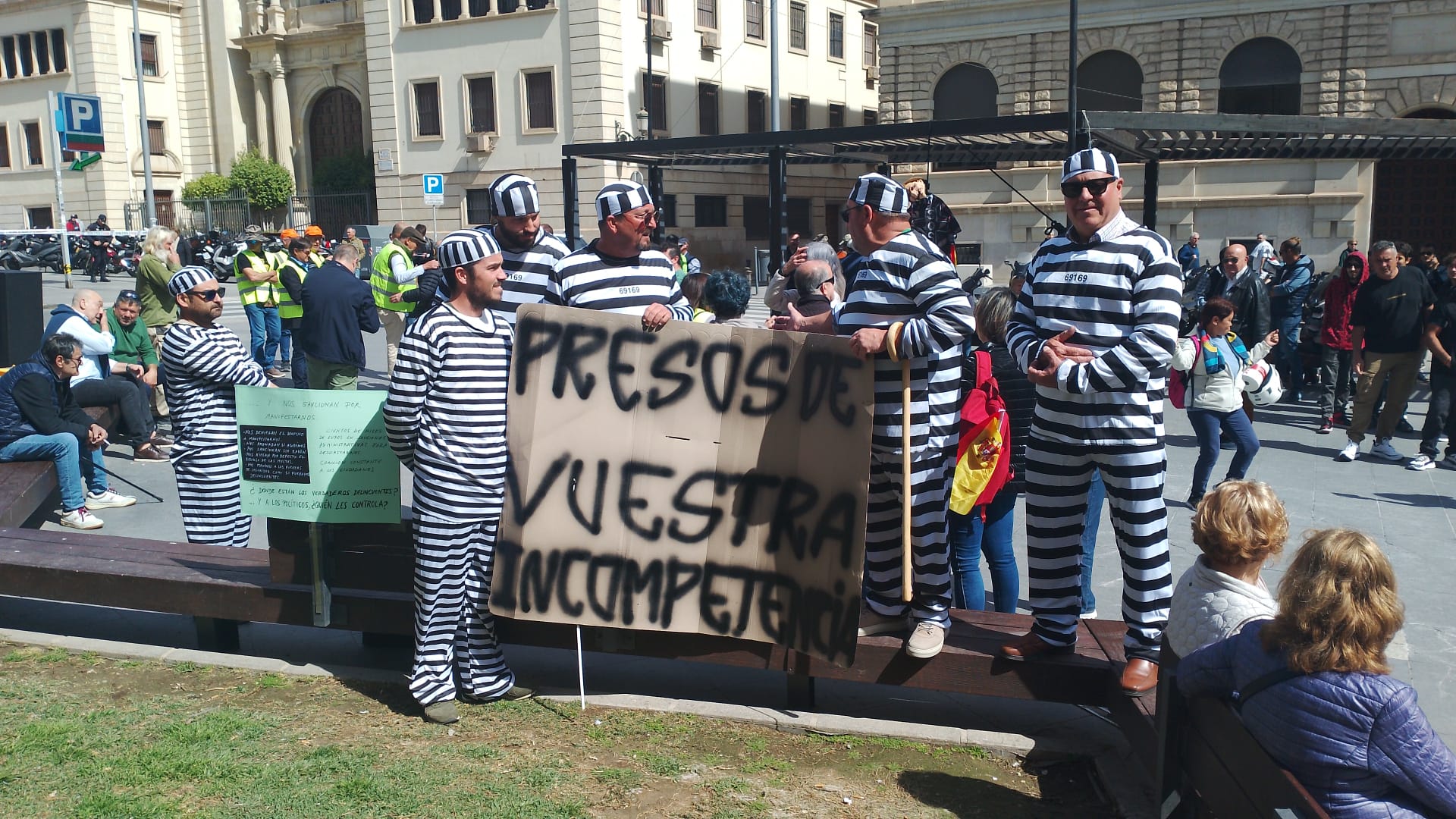 Agricultores multados por las protestas de febrero protestan ante la Subdelegación del Gobierno en Alicante