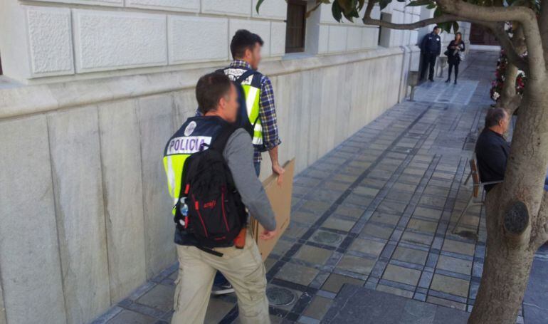 Registro policial en el Ayuntamiento de Granada dentro de la &quot;Operación Nazarí&quot;