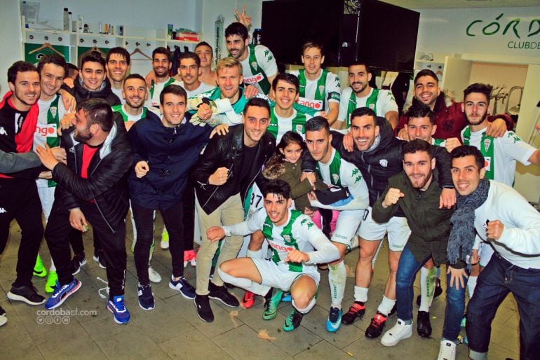 Los jugadores celebran la victoria ante el Albacete