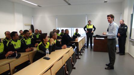 Javier Bris, concejal de Función Pública e Interior, se dirige a los agentes