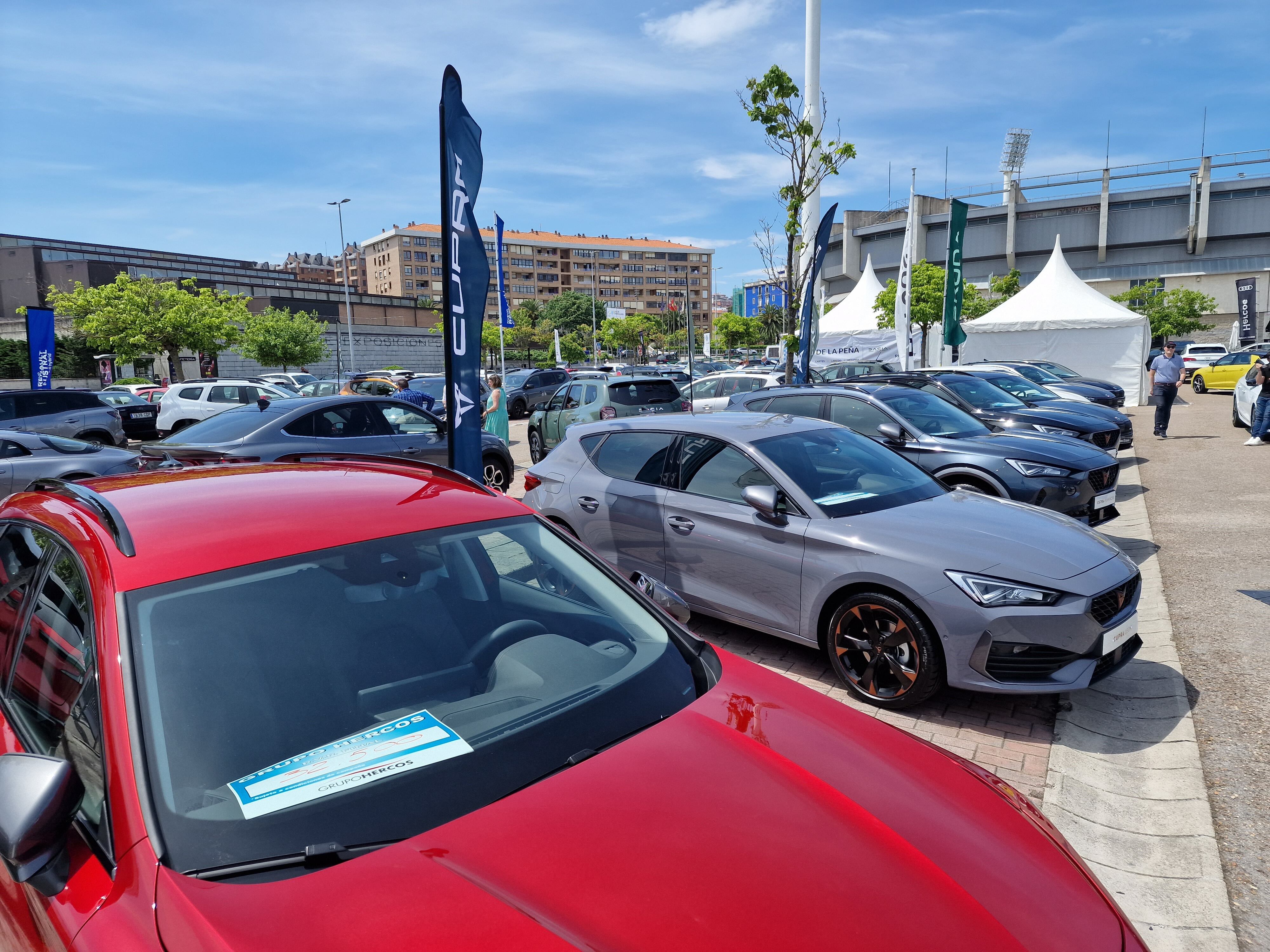 Vehículos expuestos en la Feria de Vehículos de Cantabria, en Santander.