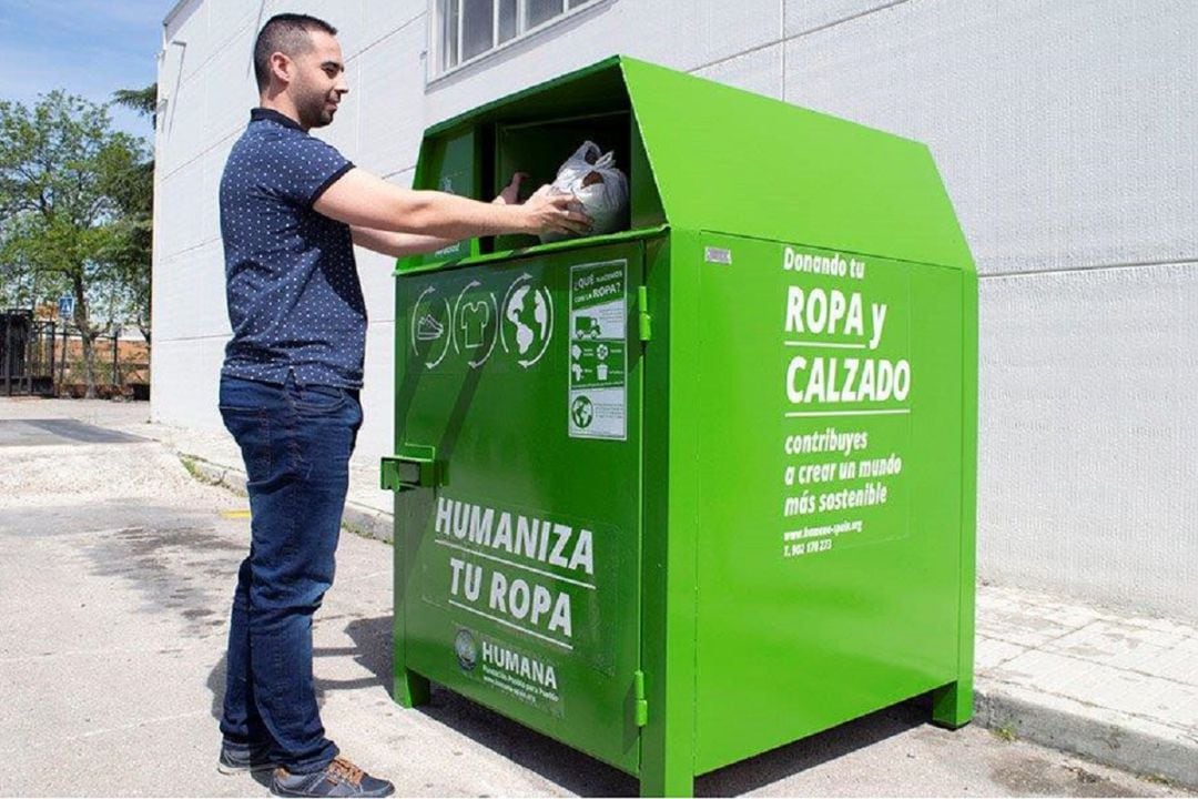 Un ciudadano donando ropa en uno de los contenedores de Humana