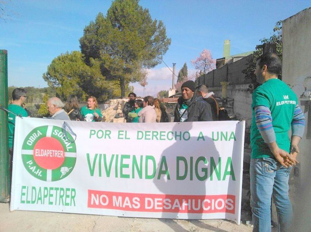 Plataforma de Afectados por la Hipoteca de Elda y Petrer en una acción contra un desahucio