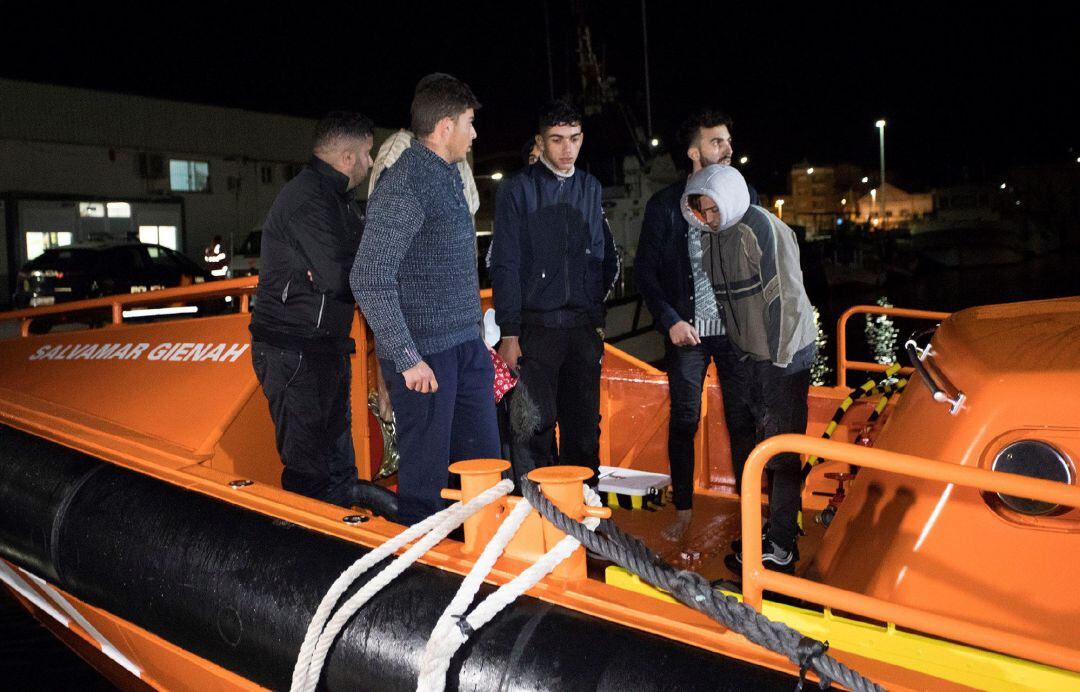 Salvamento Marítimo traslada a inmigrantes rescatados en el mar de Alborán al puerto de Motril