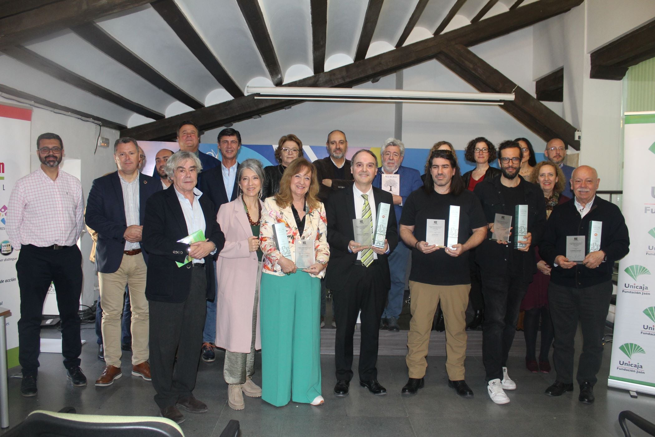 Foto de familia de los ganadores del V Premio Internacional de Relato sobre Olivar, Aceite de Oliva y Oleoturismo.