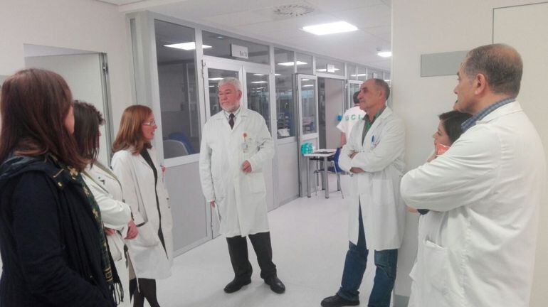 Visita a la nueva UCI cardiológica en el hospital Virgen de las Nieves de Granada. En la foto, la nueva gerente del Complejo Hospitalario (en el centro a la izquierda; y el jefe de la UCI, en el centro