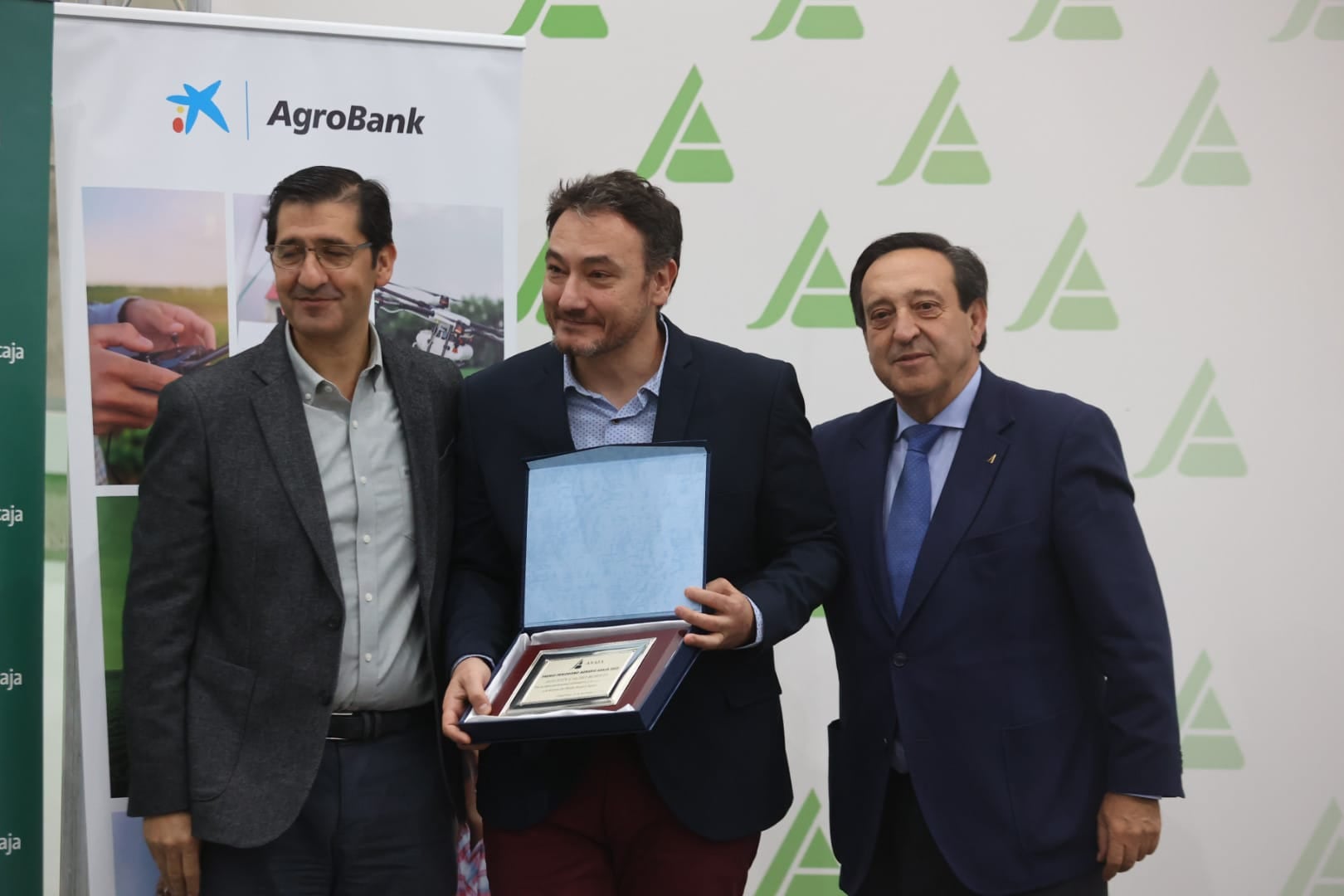 Agustín Cacho, entre los premiados de ASAJA junto al presidente de la Diputación, Jose Manuel Caballero y presidente de ASAJA Pedro Barato