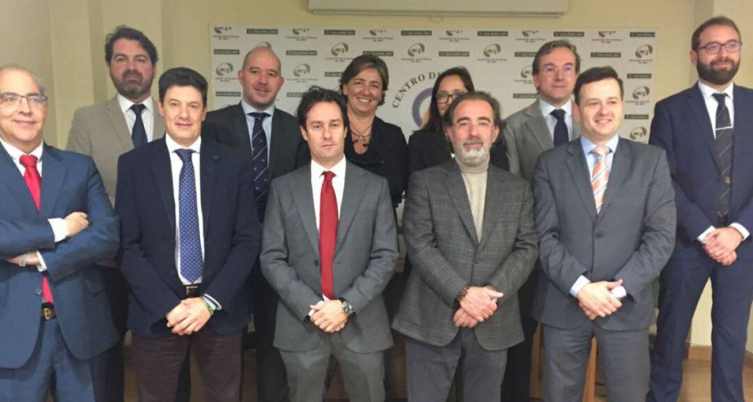 Javier Pulido, segundo por la derecha de la fila de abajo, posa con su equipo en la presentación de la candidatura al Colegio de Abogados de Jaén.